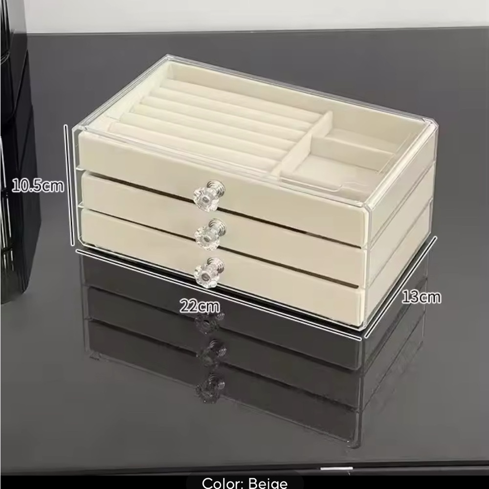Chic White Jewelry Organizer with Clear Lid and Multiple Compartments
0227